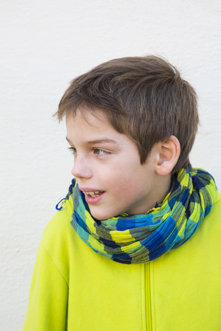 Porträt eines kleinen Jungen mit Kapuzenjacke und Schal, lizenzfreies Stockfoto
