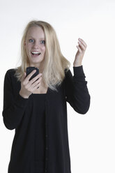 Enthusiastische junge Frau mit Smartphone - CRF002523