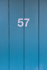 Deutschland, Nummer auf einer Holztür an einem Bad - MSF003144