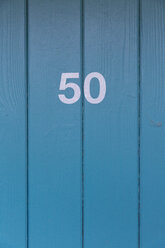 Deutschland, Nummer auf einer Holztür an einem Bad - MSF003146