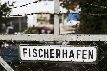 Germany, Baden-Wuerttemberg, Uhldingen, Sign at a fence - MSF003147