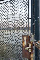 Deutschland, Hamburger Hafen, Schild am Zaun - MSF003161