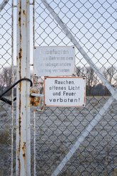 Deutschland, Hamburger Hafen, Verbotsschilder an einem Zaun - MSF003148