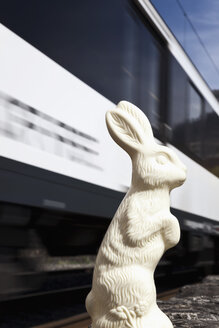 Der Osterhase überlebt den Zug - MSF003151