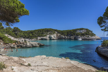 Spanien, Balearische Inseln, Menorca, Strand von Cala Mitjana - MAB000179