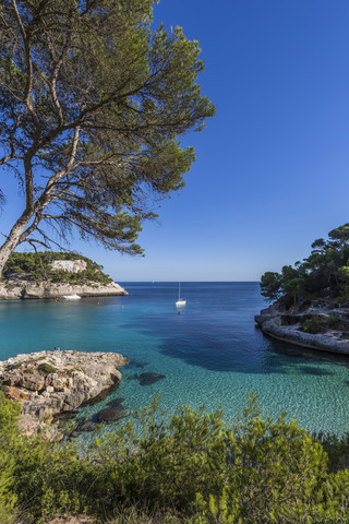 Spanien, Balearische Inseln, Menorca, Cala Mitjana, lizenzfreies Stockfoto