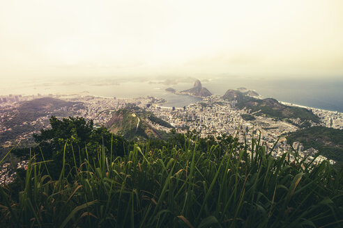 Brasilien, Rio de Janeiro, Corcovado, Blick auf die Stadt - AMCF000011