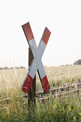 Deutschland, Nordrhein-Westfalen, Münster, Bahnübergangsschild am Bahnübergang - MSF003154