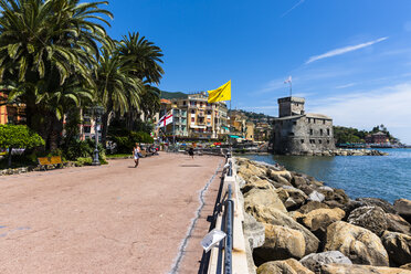 Italien, Ligurien, Rapallo, Uferpromenade und Schloss - AMF001431
