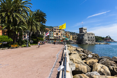 Italien, Ligurien, Rapallo, Uferpromenade und Schloss - AMF001431