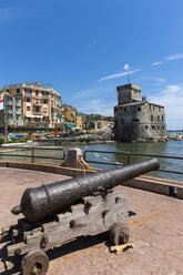 Italien, Ligurien, Rapallo, Kanone und Burg an der Küste - AM001432