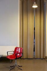 Roter Stuhl im Arbeitsbereich eines Lofts - TKF000228
