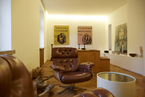 Wohnung mit Vintage-Möbeln ausgestattet - TKF000239