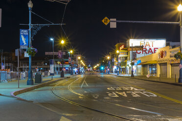 USA, Kalifornien, San Francisco, Fisherman's Wharf, Jefferson Street bei Nacht - ABAF001091