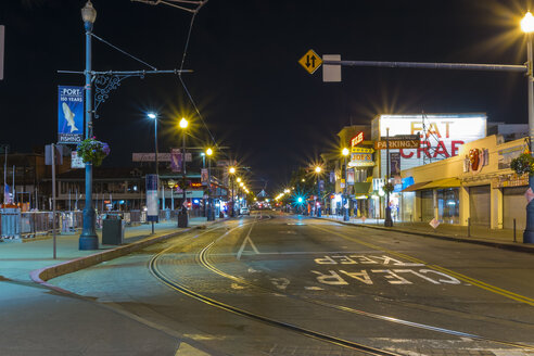 USA, Kalifornien, San Francisco, Fisherman's Wharf, Jefferson Street bei Nacht - ABAF001091