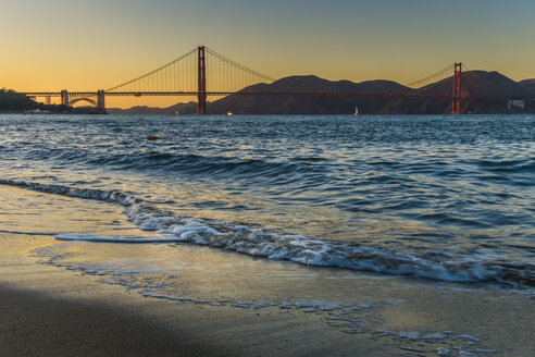 USA, Kalifornien, San Francisco, Golden Gate Bridge in der Dämmerung - ABAF001094