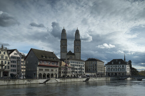 Schweiz, Kanton Zürich, Zürich, Blick über die Limmat zum Grossmünster - EL000708
