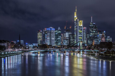 Deutschland, Hessen, Frankfurt am Main, Finanzviertel, Ignatz-Bubis-Brücke, Skyline bei Nacht - MPAF000001