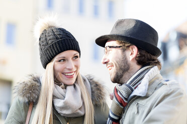 Portrait of smiling young couple - DRF000331