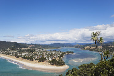 Neuseeland, Coromandel Peninsula, Blick auf das Dorf Pauanui und den Strand - GWF002420