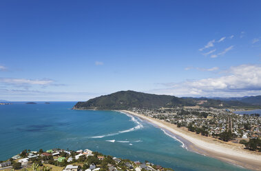 Neuseeland, Coromandel Peninsula, Blick auf das Dorf Pauanui und den Strand - GW002428