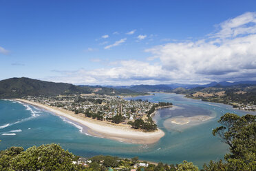 Neuseeland, Coromandel Peninsula, Blick auf das Dorf Pauanui und den Strand - GW002421