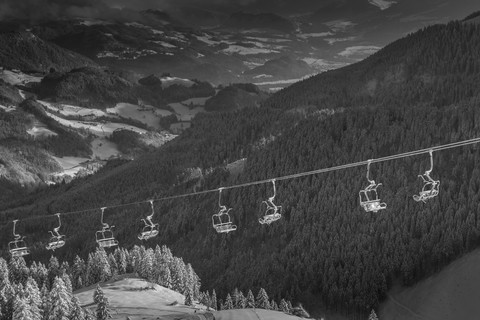 Deutschland, Bayern, Sudelfeld, Berge im Winter, Sessellift, lizenzfreies Stockfoto