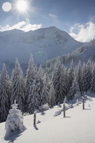 Deutschland, Bayern, Sudelfeld, Berge im Winter, Sessellift, lizenzfreies Stockfoto