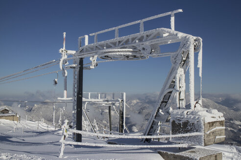 Deutschland, Bayern, Sudelfeld, Sessellift und Berge im Winter - FFF001387