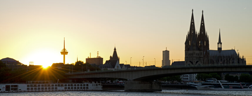 Deutschland, Nordrhein-Westfalen, Köln, Blick vom Deutzer Ufer zum Kölner Dom über den Rhein bei Sonnenuntergang - WGF000129