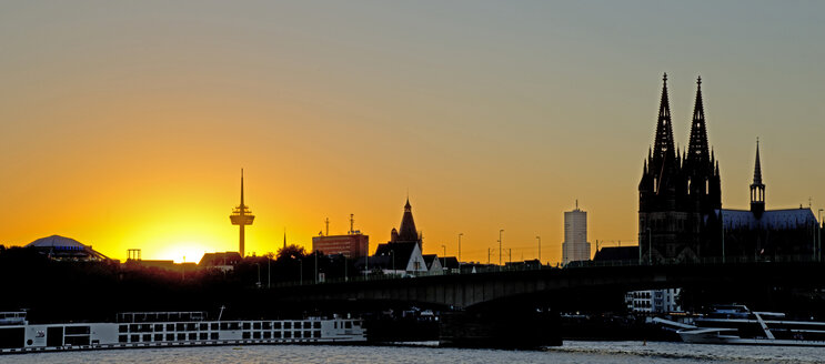 Deutschland, Nordrhein-Westfalen, Köln, Blick vom Deutzer Ufer zum Kölner Dom über den Rhein bei Sonnenuntergang - WGF000130