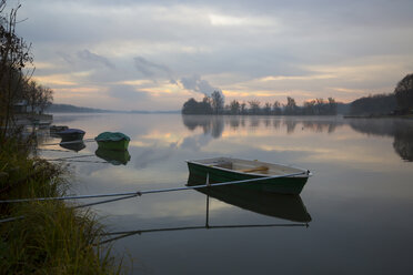 Deutschland, Bayern, Landshut, Ergolding, nebliger Morgen, Boote am Stausee - SARF000154