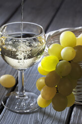 Einschenken von Weißwein in ein Weinglas - CSF020523