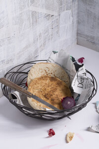 Pita bread in wire basket, elevated view - MYF000084