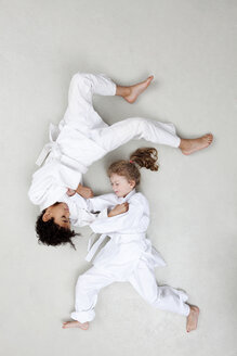 Junge und Mädchen üben Judo - BAEF000694