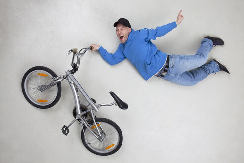 Mann macht Stunt auf dem Fahrrad - BAEF000695
