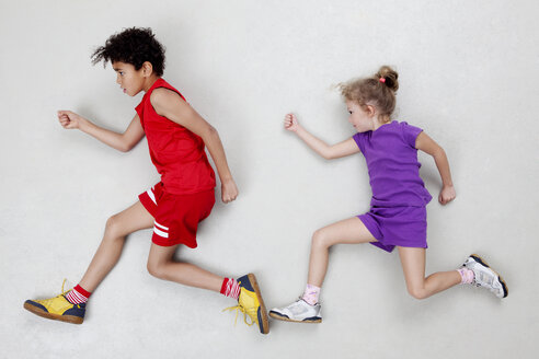 Boy and girl running - BAEF000692