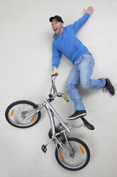Mann macht Stunt auf dem Fahrrad - BAEF000714