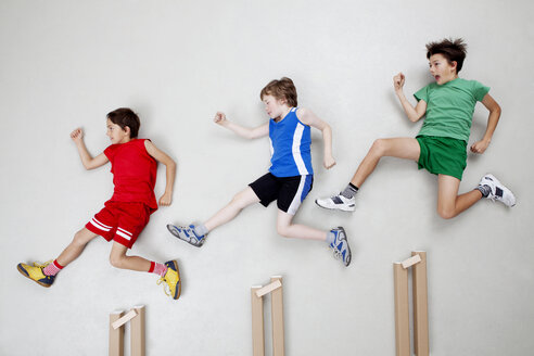 Jungen springen über Hürden - BAEF000689