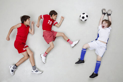 Jungen spielen Fußball - BAEF000698