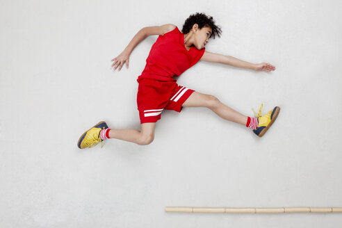 Boy doing long jump - BAEF000682