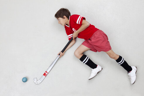 Junge spielt Hockey - BAEF000706