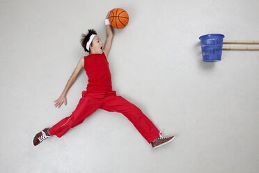 Boy playing basket ball - BAEF000662