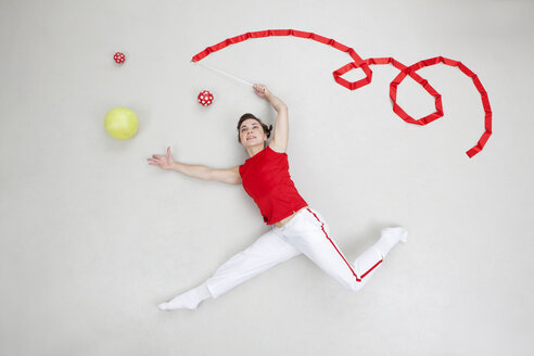 Frau bei rhythmischer Gymnastik mit Bällen und Bändern - BAEF000656