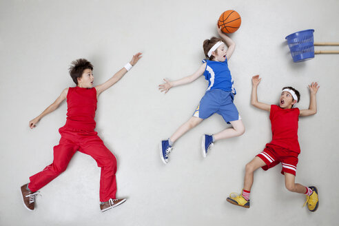 Jungen spielen Basketball - BAEF000711