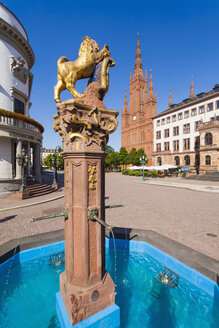 Deutschland, Hessen, Wiesbaden, Springbrunnen, Hessischer Landtag, Marktkirche und Neues Rathaus - WDF002145