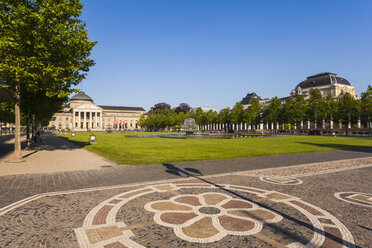 Deutschland, Hessen, Wiesbaden, Platz am Kurhaus - WDF002141