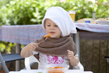 Little girl eating pasta - JFEF000237