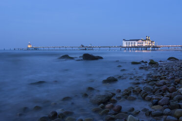 Deutschland, Mecklenburg-Vorpommern, Rügen, Blick auf Seebrücke im Ostseebad Sellin zur blauen Stunde - PA000088