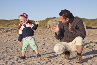 Dänemark, Blavand, kleines Mädchen und ihr Vater am Strand - JFEF000253